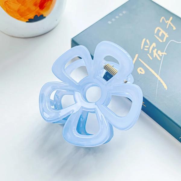 Pastel Pink Hollow Flower Claw Clip – Korean Floral Hair Accessory